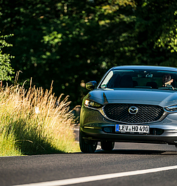 Mit dem neuen Mazda CX-30 schließt der japanische Automobilhersteller die Lücke zwischen den Erfolgsmodellen CX-3 und CX-5. Das neu entwickelte kompakte Crossover-SUV erfüllt die Anforderungen stilbewusster Kunden. 