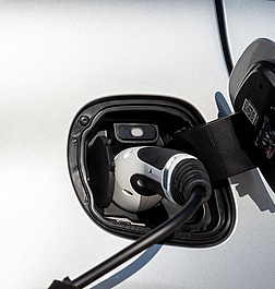 Die neuen smart EQ fortwo coupé, cabrio und forfour Modelle bieten ein nachhaltiges und vollumfassendes Mobilitätskonzept - ausschließlich batterieelektrische Antriebe