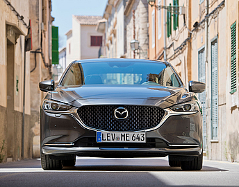 Mazda6 - Eleganz und Dynamik. Genießen Sie Komfortniveau, das vor allem dem komplett neuen Innenraum inklusive neuer Sitze und serienmäßigen Technik-Highlights wie Head-up Display und Navigationssystem zu verdanken ist.