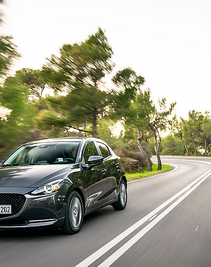 Mazda 2 - Qualität, Raffinesse und Fahrspaß im B-Segment. Er überzeugt mit einem modifizierten, anspruchsvollerem Kodo Design, neuen Skyactiv-Technologien für geringere CO2-Emissionen und mit verbesserten i-Activsense Sicherheitstechnologien.