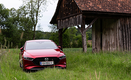 Mazda 3 - Das kunstvoll weiterentwickelte Kodo Design verzichtet auf alle überflüssigen Elemente – und bringt damit das Wesen der japanischen Ästhetik zum Ausdruck. Die klaren Linien prägen sowohl das Außen- als auch das Innendesign. 