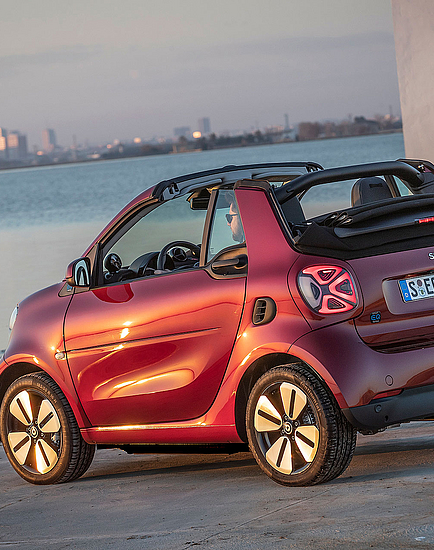Der smart EQ fortwo Cabrio. Progressives Design trifft auf intelligente Vernetzung und ausschließlich batterieelektrische Antriebe.
